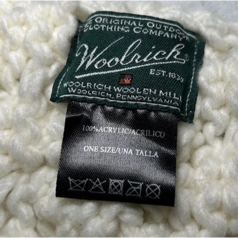 Woolrich cable-knit scarf classic cream color, decorative pom-poms